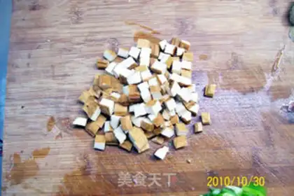 Make stir-fried diced pork with fragrant dried edamame step 1