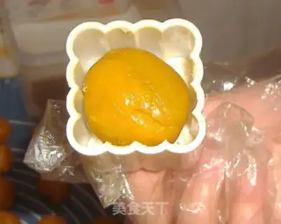 Make Milk fragrant mung bean cake step 4