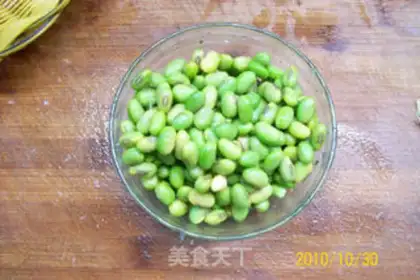 Make stir-fried diced pork with fragrant dried edamame step 2