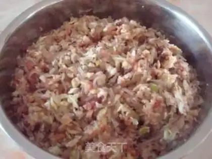 Make Chinese cabbage and mushroom meat steamed buns step 3