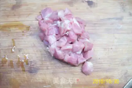 Make stir-fried diced pork with fragrant dried edamame step 3