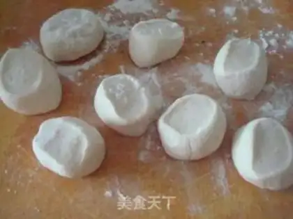 Make Chinese cabbage and mushroom meat steamed buns step 4