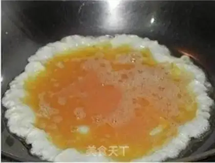 Make Scrambled eggs with day lily step 4