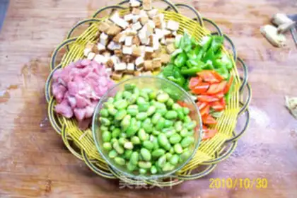 Make stir-fried diced pork with fragrant dried edamame step 4