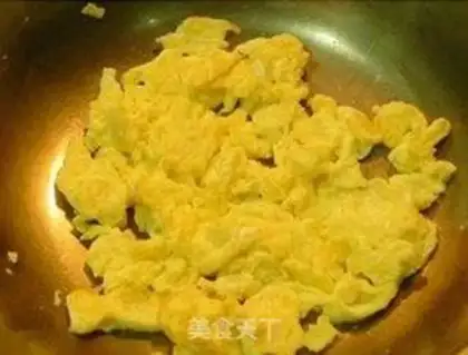 Make Scrambled eggs with day lily step 5