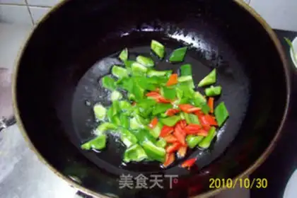 Make stir-fried diced pork with fragrant dried edamame step 5