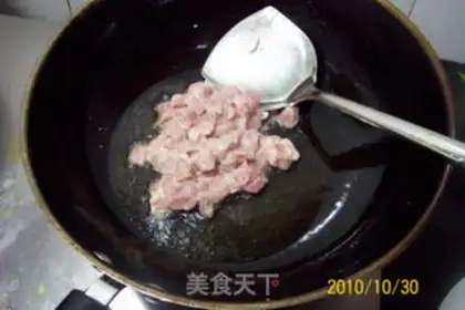 Make stir-fried diced pork with fragrant dried edamame step 6