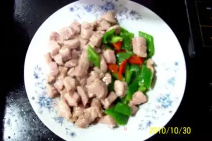 Make stir-fried diced pork with fragrant dried edamame step 7
