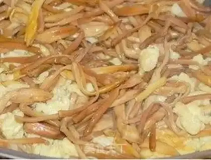 Make Scrambled eggs with day lily step 7