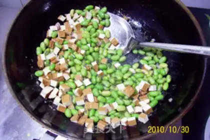 Make stir-fried diced pork with fragrant dried edamame step 8
