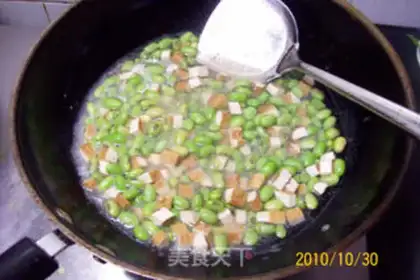 Make stir-fried diced pork with fragrant dried edamame step 9