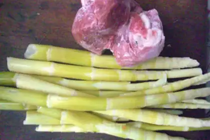 Make stir-fried bamboo shoots with lean meat step 0