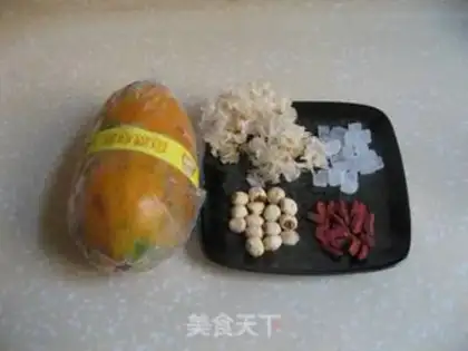 Make Papaya, white fungus and lotus seed soup step 0