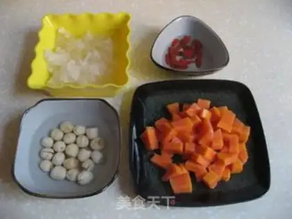 Make Papaya, white fungus and lotus seed soup step 1