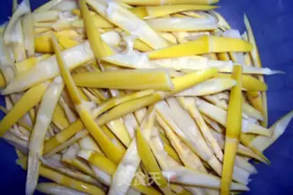 Make stir-fried bamboo shoots with lean meat step 1