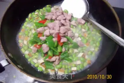 Make stir-fried diced pork with fragrant dried edamame step 11
