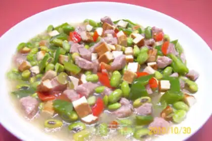 Make stir-fried diced pork with fragrant dried edamame step 12