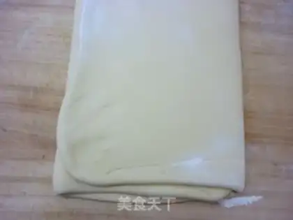 Make onion fragrant butterfly cake step 4