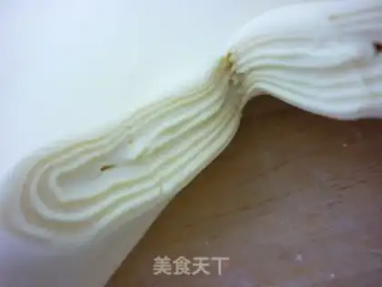Make onion fragrant butterfly cake step 5