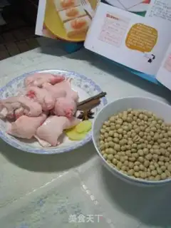 Make Stewed pork knuckle with soybeans step 0