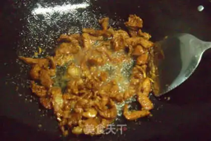 Make stir-fried bamboo shoots with lean meat step 4
