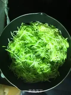 Make stir-fried shrimp on bean paste with zucchini step 4