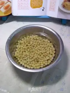 Make Stewed pork knuckle with soybeans step 1
