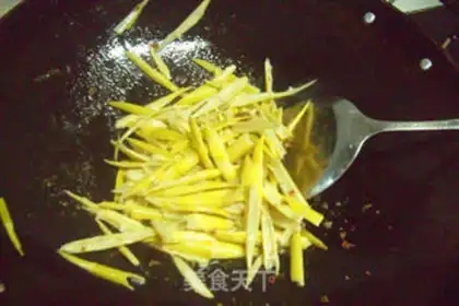 Make stir-fried bamboo shoots with lean meat step 5