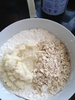 Make Oat bean dregs and green tea rolls step 1