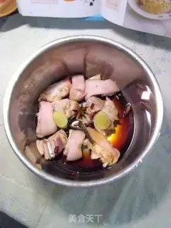 Make Stewed pork knuckle with soybeans step 2