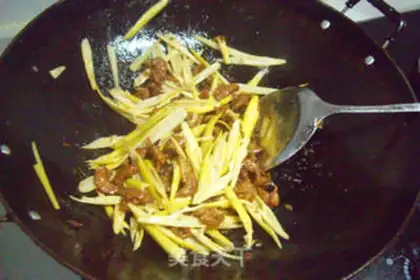 Make stir-fried bamboo shoots with lean meat step 6