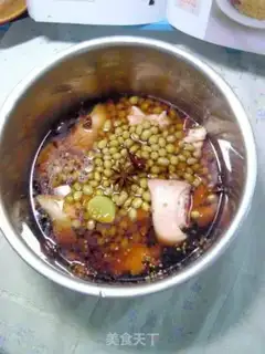 Make Stewed pork knuckle with soybeans step 3