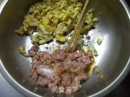 Make Pork and leek three delicacies pie step 2