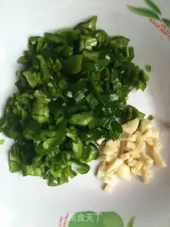 Make Chop pepper mixed with preserved egg step 1