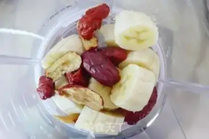 Make Banana red date milkshake step 3