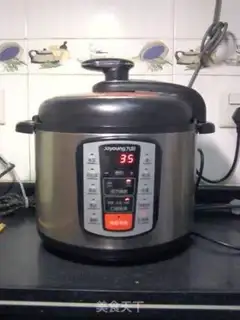 Make Stewed pork knuckle with soybeans step 4