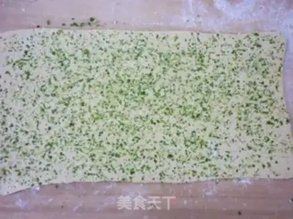 Make onion fragrant butterfly cake step 8