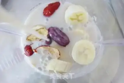 Make Banana red date milkshake step 4