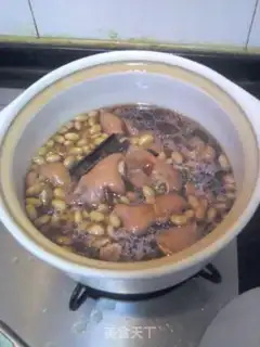 Make Stewed pork knuckle with soybeans step 5