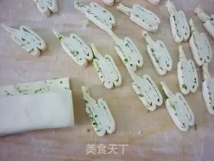 Make onion fragrant butterfly cake step 10