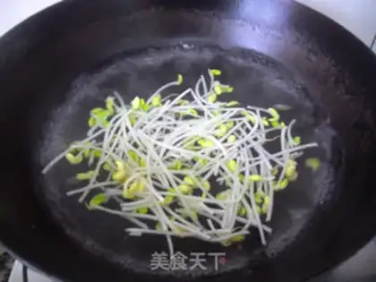 Make Korean spicy cabbage and tofu soup step 1
