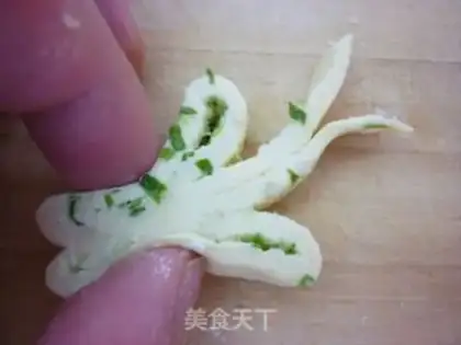 Make onion fragrant butterfly cake step 11