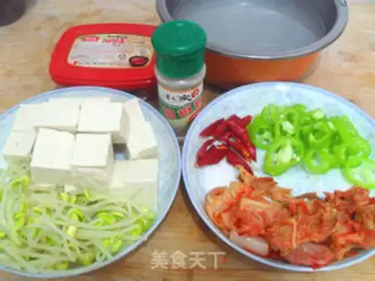 Make Korean spicy cabbage and tofu soup step 2