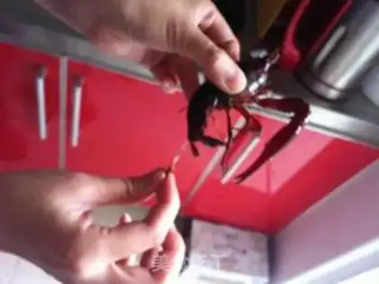 Make spicy crayfish step 0