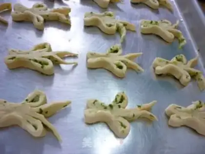 Make onion fragrant butterfly cake step 12