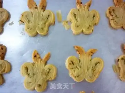 Make onion fragrant butterfly cake step 13