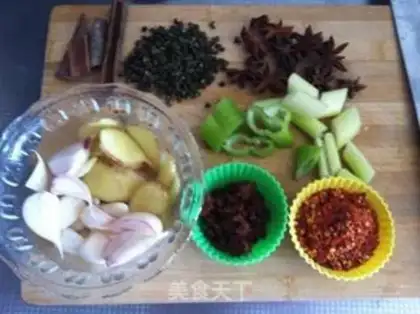 Make spicy crayfish step 1