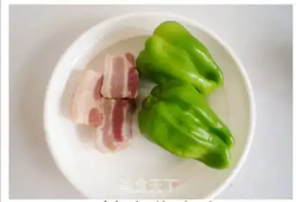 Make stir-fried green peppers with pork belly and black beans step 0