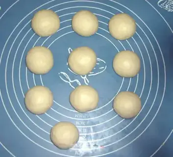 Make pineapple bun step 7