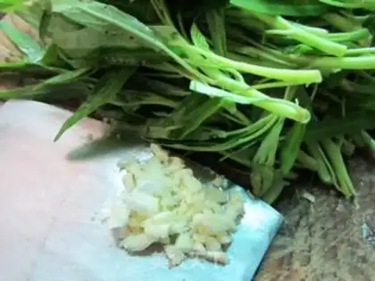 Make stir-fried cabbage step 1